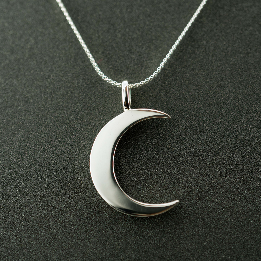 Descubre Luna Aurelia en ley 950, una elegante joya de 15mm inspirada en la noche. Encuéntralo en Callasi Joyería.