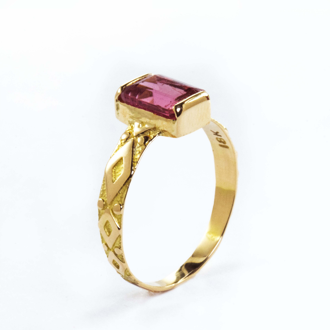 escubre Azucena Rose, un anillo de turmalina rosa en oro de 18K con grabado de tejido incaico. Míralo en Callasi Joyería.