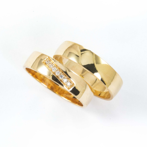 Descubre Real Love, elegantes aros de matrimonio en oro de 18K con 7 moissanitas de 1.25mm. Conócelos en Callasi Joyería.